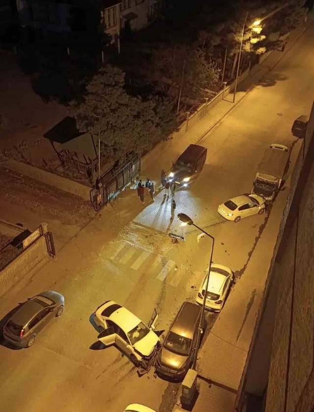 Siirt'te iki otomobil çarpıştı, park halindeki 2 araç dahil 4 araçta hasar oluştu