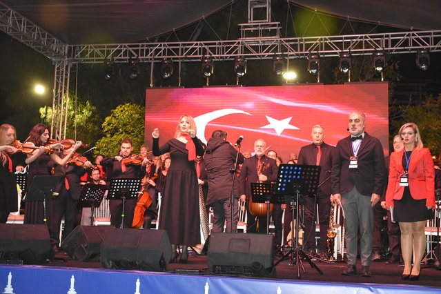 İzmir'de Uluslararası Buca Orkestrası ve Korosu ilk konserini 120 kişiyle verdi
