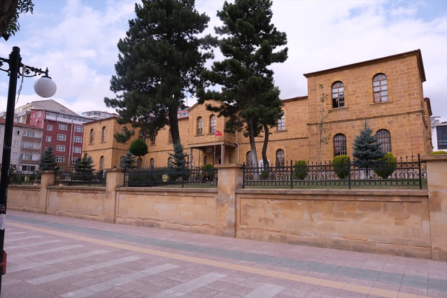 Yozgat Lisesi, 1914'te yaklaşık 200 öğrencisiyle Çanakkale'ye giderek gazi lise oldu.