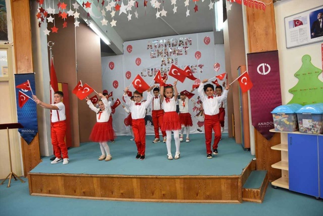 İÇEM öğrencileri 29 Ekim'de Cumhuriyet'in 103. yılını programla kutladı