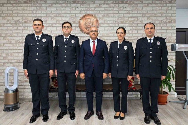 Bolu'da Emniyet Amirliğine yükselen polislerin rütbelerini İl Müdürü İpar taktı