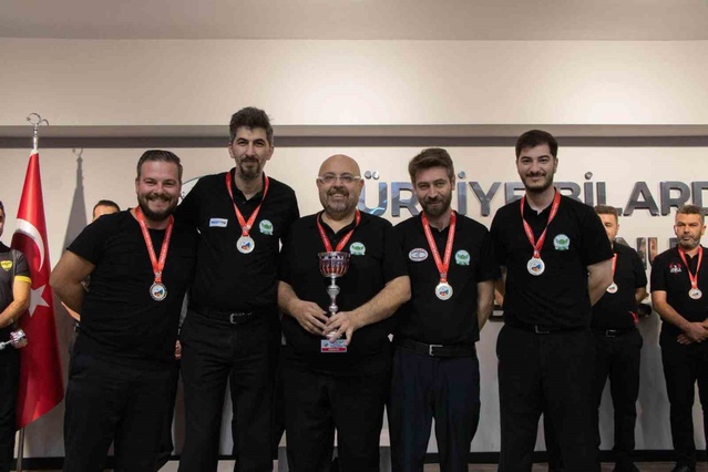 45 takımlı bilardoda 1864 Düzce Spor şampiyon olarak 1. Lig'e yükseldi