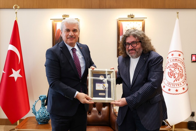 AKSED Başkanı Günay, Konya Valisi Akın'a 100. yıl hatıra para tablosu hediye etti