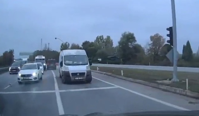 Jandarma, Sakarya Akyazı'da kaçan uyuşturucu şüphelisini kovalayarak yakaladı