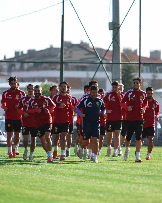 Eskişehirspor, Bursa Yıldırım SK maçı hazırlığında tesislerde pas ve taktik çalıştı