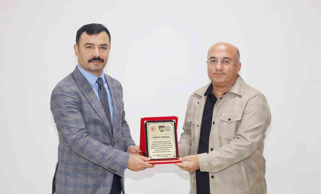 Kahta Kaymakamı Soysal, KAHTAFEST 2026 katkısından dolayı İHA muhabirine plaket verdi