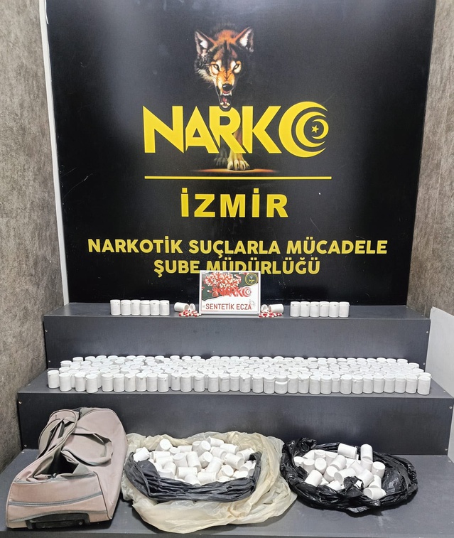 İzmir Torbalı'da gömülü 17 bin 528 sentetik ecza ele geçirildi, 2 şüpheli yakalandı