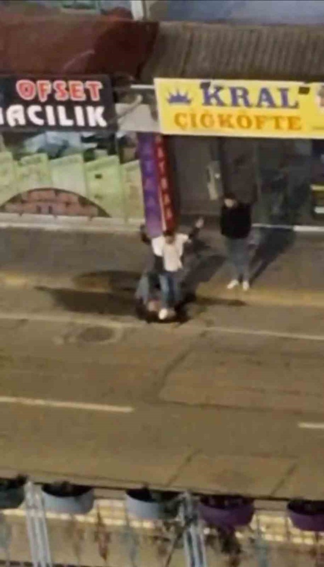 Kocaeli İzmit'te bir şahıs, yerdeki erkeğin yüzüne ayağıyla basarken görüntülendi