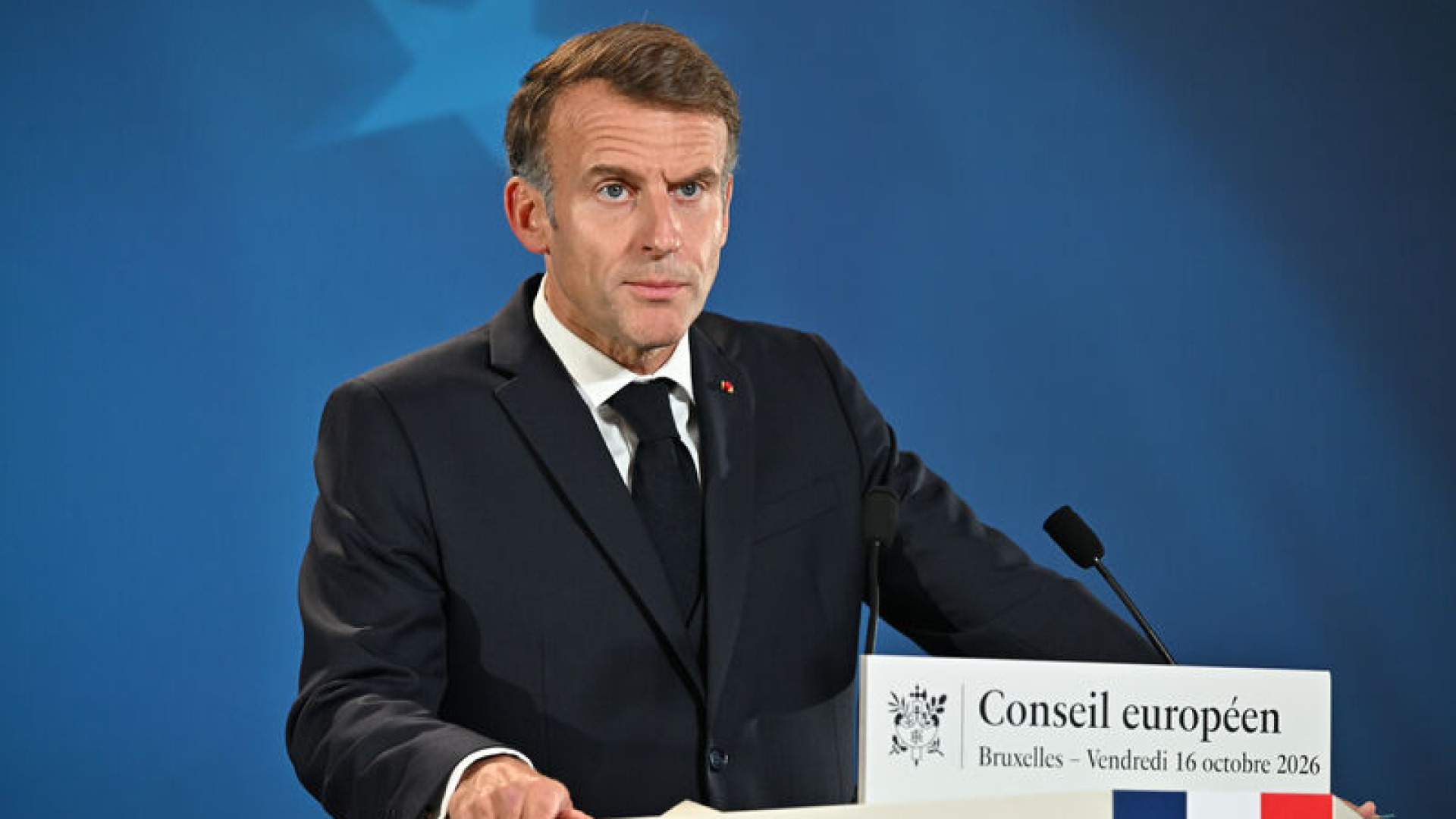 Macron: Sosyal medya demokrasilerimize zarar veriyor