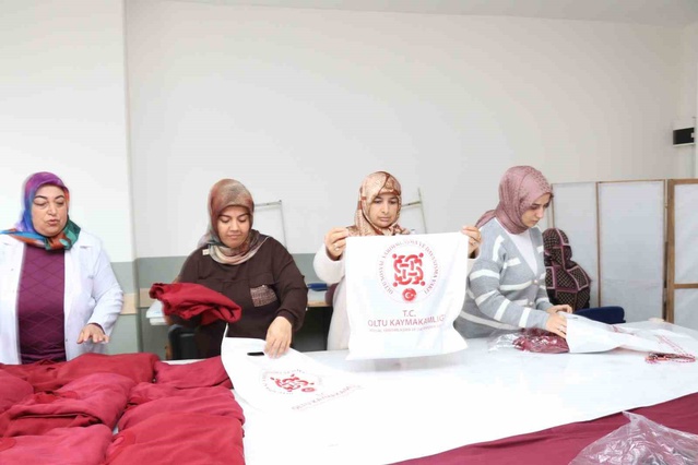 Oltu'da 15 ADEM kursiyerinin diktiği pijama ve eşofman ihtiyaç sahiplerine ulaşıyor