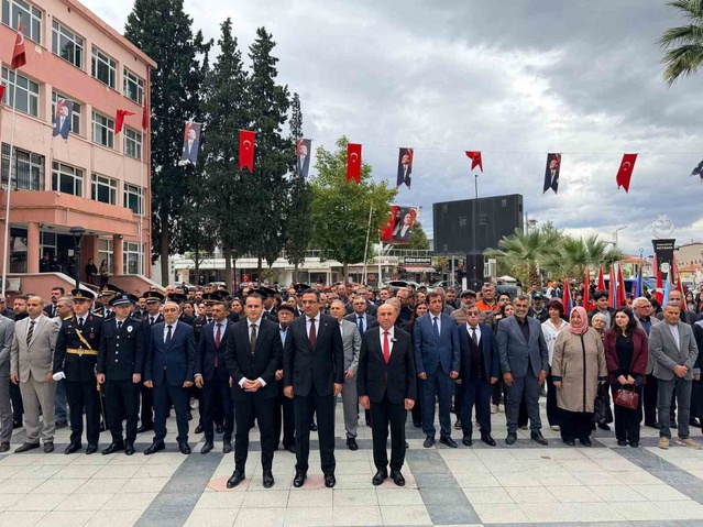 Manisa Sarıgöl'de Cumhuriyet'in 103. yıl dönümü için çelenk sunma töreni yapıldı