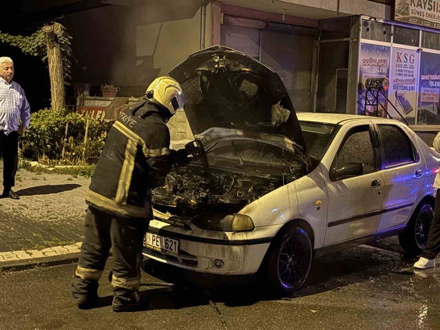 Kayseri Melikgazi'de otomobil kontağa basılınca motor kısmından alev aldı