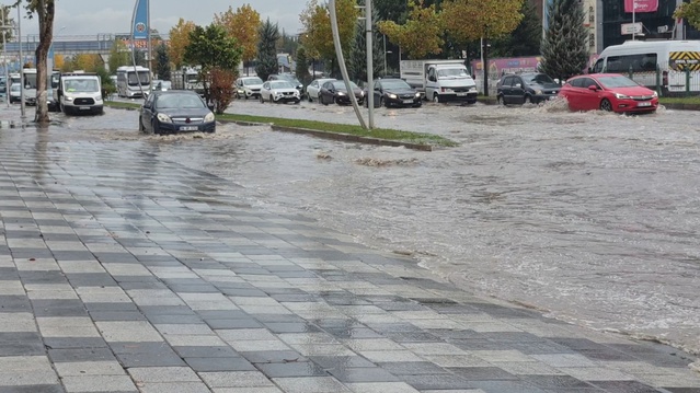 Malatya'da yaklaşık 15 dakikalık sağanak yolları göle çevirdi, trafik durdu