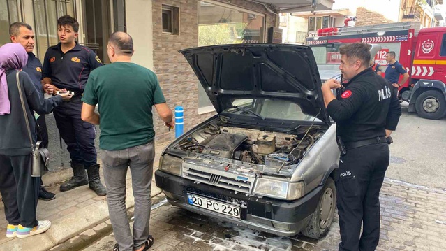 Aydın Efeler'de seyir halindeki otomobilin motoru alev aldı, itfaiye yangını söndürdü