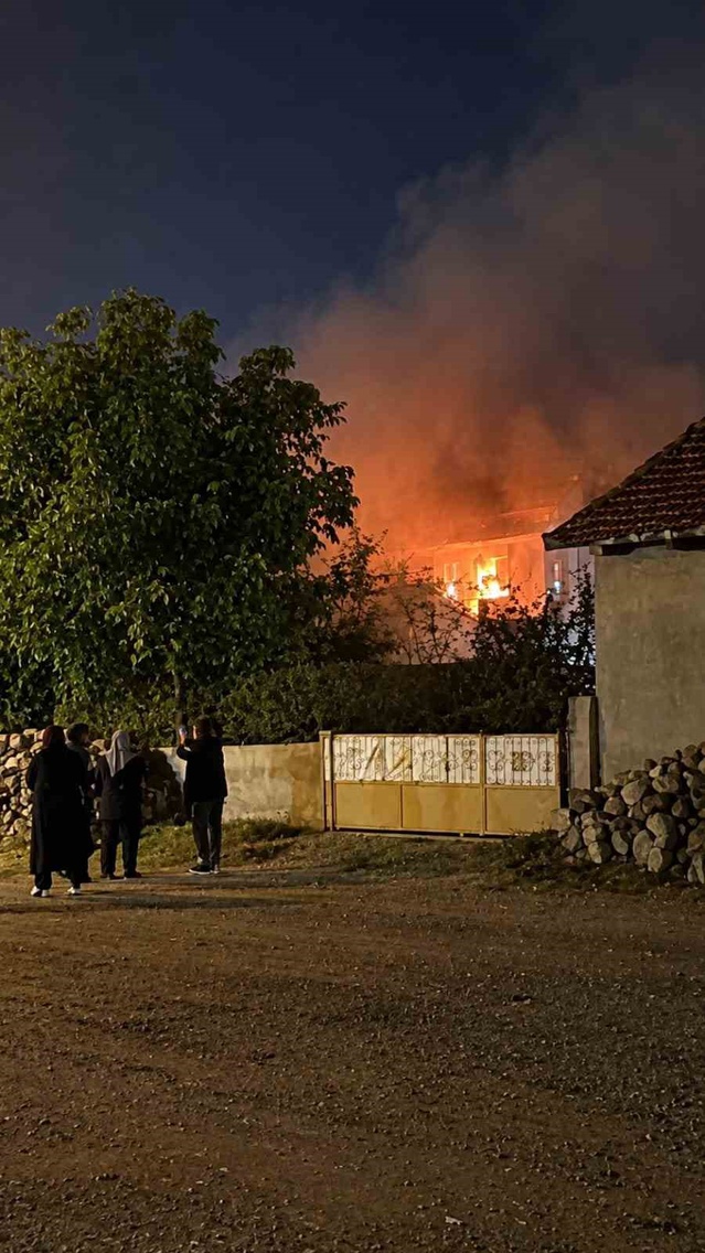 Afyonkarahisar Şuhut'ta ev yangınında soğutma sürüyor, evde kimse var mı belirsiz