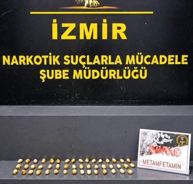 İzmir'de havalimanında durdurulan şüphelinin midesinden 322 gram uyuşturucu çıktı