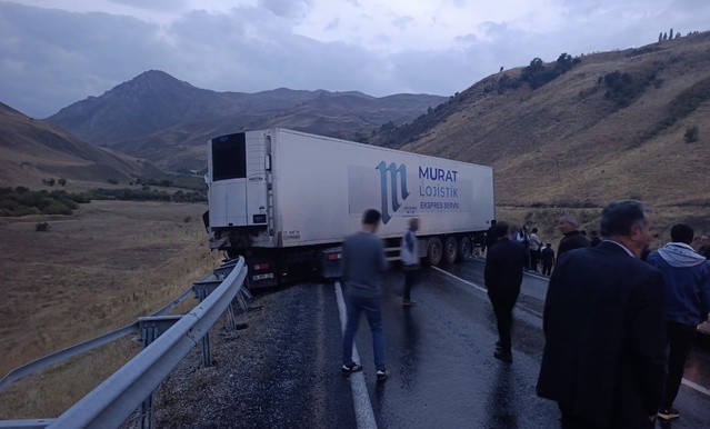 Yüksekova-Van yolunu kapatan tır 4 saat sonra çekildi, onlarca araç mahsur kalmıştı