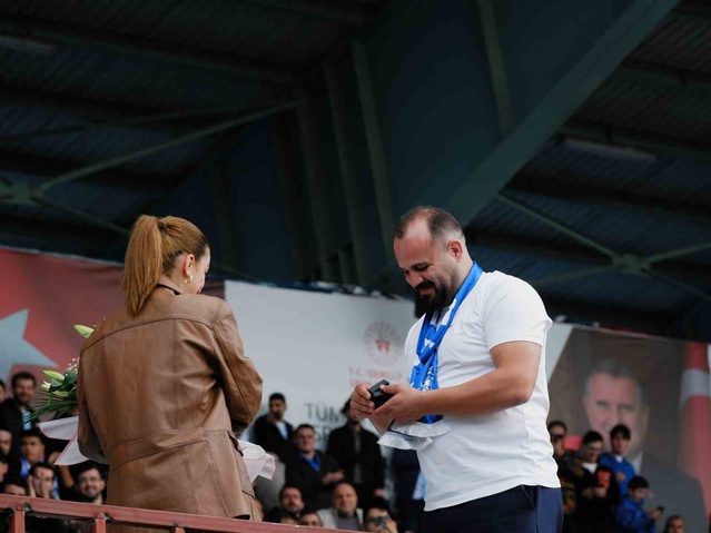 Dadaşlar Grubu lideri Serkan Cebanay, tribünlerde Buse Yıldırım'a evlenme teklif etti