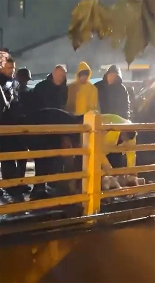 Yalova Armutlu'da yağış bitsin diye vatandaşlar köprüde kurban kesti
