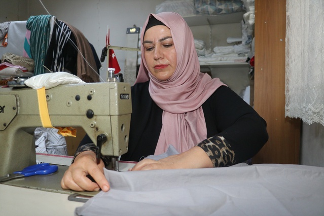 Adana'da muhtar seçilen Nazife Tuzlar Elaldı, gündüz muhtarlık akşam dikiş yapıyor