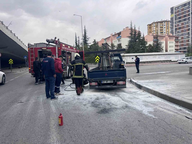 Kayseri Kocasinan'da kamyonetin sol arka lastiği tutuştu, yangını itfaiye söndürdü