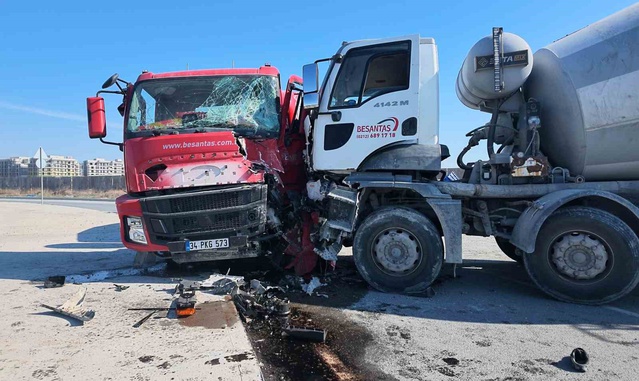 Avcılar'da kavşağa hızlı giren beton mikseri başka mikserle çarpıştı, iki yaralı var