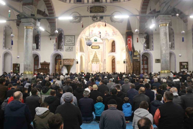 Kütahya Ulu Camii'deki sabah namazı etkinliğinde öğrenciler aileleriyle buluştu