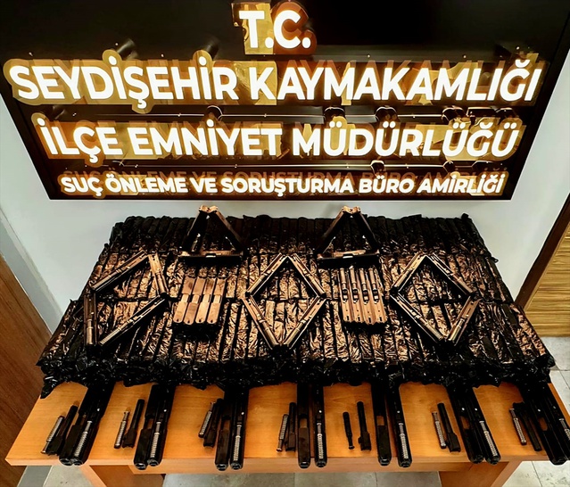 Konya Seydişehir'de araçta 1560 silah parçası ele geçirildi, zanlı tutuklandı