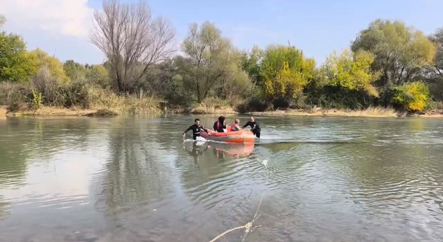 Diyarbakır'da Dicle Nehri kenarında mahsur kalan 2 kişi itfaiye botuyla kurtarıldı
