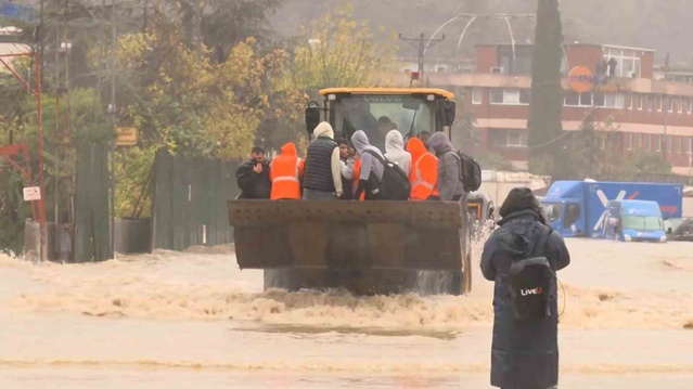 İstanbul'da sağanak etkili oldu, Ayazağa'da mahsur kalanlar iş makinesiyle kurtarıldı