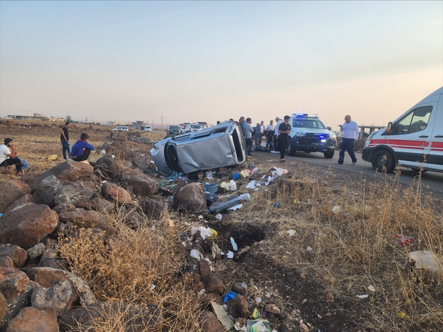 Şırnak İdil'de kamyonet şarampole devrildi, sürücü ve araçtaki 4 kişi yaralandı