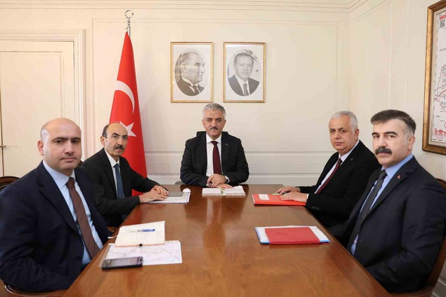 Düzce Valisi Makas, haftalık toplantıda projeler hakkında yardımcılarından bilgi aldı