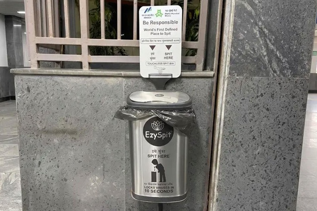 Hindistan'da metro istasyonuna özel 'tükürme kutusu' yerleştirildi