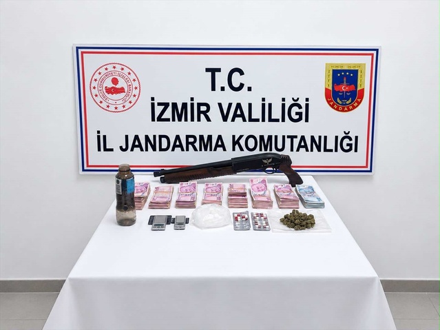 Karşıyaka'da uyuşturucu baskınında zanlı gözaltına alındı, 139 bin lira ele geçirildi