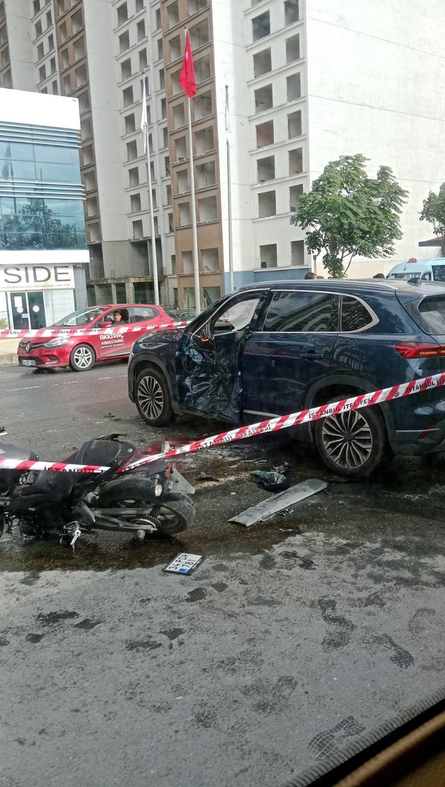 Esenyurt'ta otomobille çarpışan motosikletin 19 yaşındaki sürücüsü hayatını kaybetti