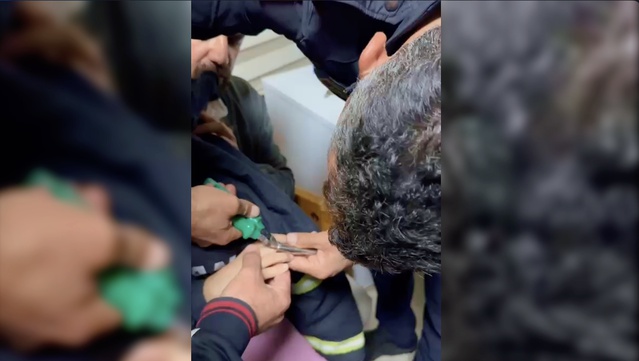 Adıyaman'da itfaiye, demir boruya sıkışan çocuğun parmağını 30 dakikada kurtardı.