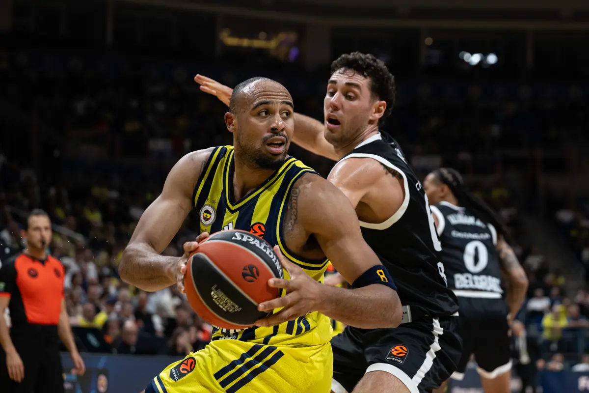 Fenerbahçe Tarfin blok partisi verdiği maçta Partizan'ı 74-65 devirdi