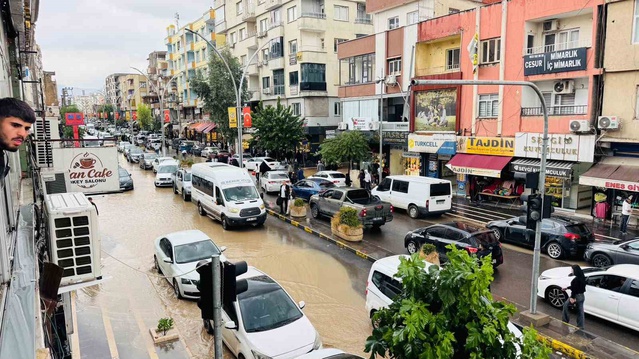 Şırnak Cizre'de sağanak sokakları sular altında bıraktı, uzun araç kuyrukları oluştu