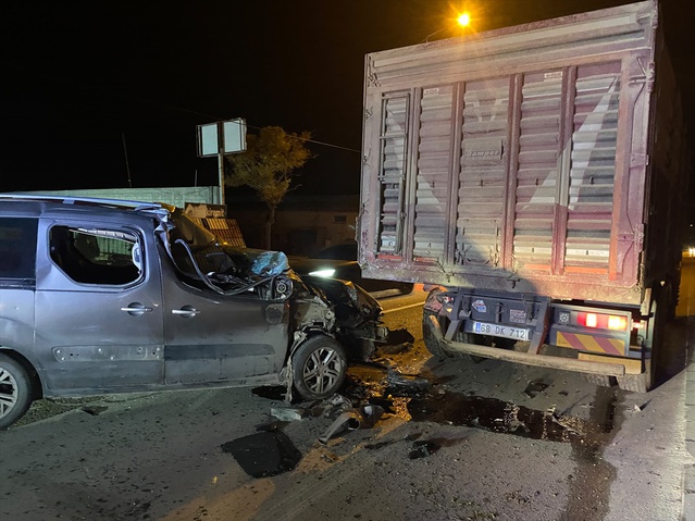 Aksaray Eskil'de arızalı kamyona hafif ticari araç çarptı, 1 kişi yaralandı