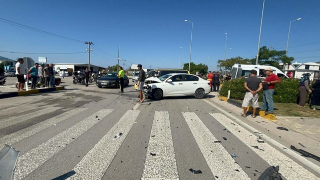 Muğla Fethiye'de kontrolsüz kavşakta minibüsle otomobil çarpıştı, 7 kişi yaralandı