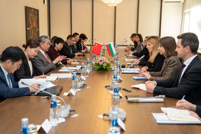 Wang Yi Sofya'da Bulgaristan Dışişleri Bakanı Petrova ile işbirliğini görüştü