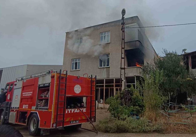 Mersin Mut'ta yangın üst kata sıçradı, yalnız yaşayan yaşlı kadın kurtarıldı