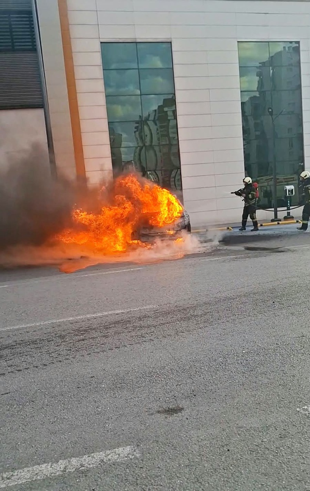 Kayseri Melikgazi'de şarjda alev alan elektrikli araç kullanılamaz hale geldi