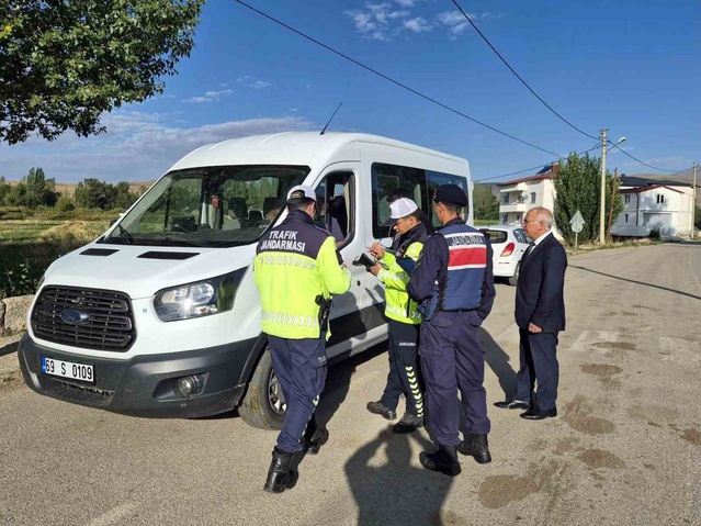 Bayburt'ta öğrenci servis araçları trafik jandarmasıyla birlikte denetlendi