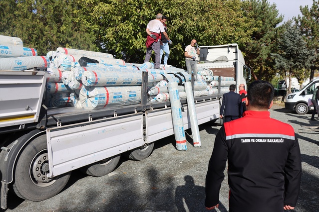 Erzincan'da 28 üreticiye 15 ton sera örtüsü dağıtıldı, yarısı bakanlıkça karşılanacak