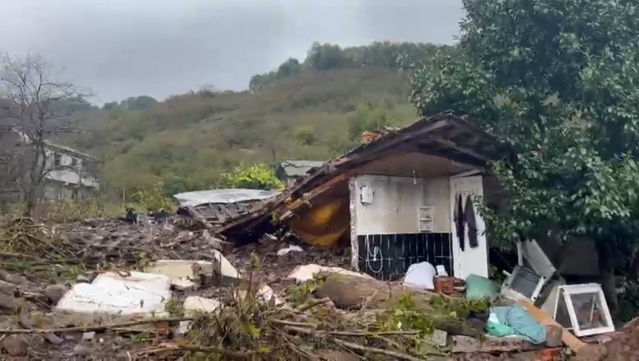 Sakarya Karasu'da sel suları bir evi yıkarken 3 ev hasar gördü, can kaybı yok