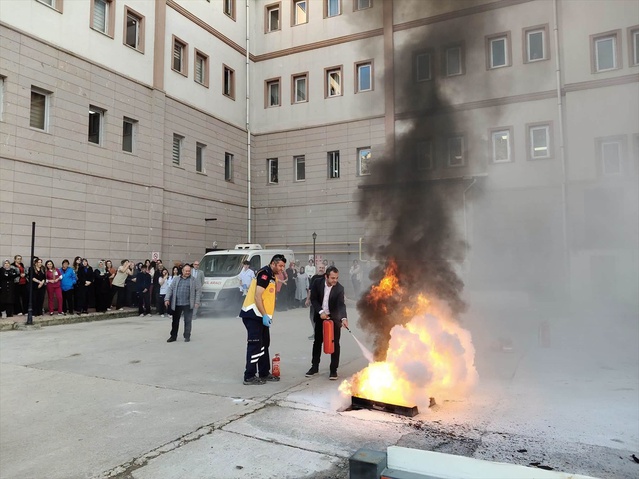 Amasya İl Sağlık Müdürlüğü personeli yangın tatbikatında güvenli tahliye yaptı