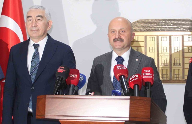 Kuşadası'ndaki pazar yangını kontrol altına alındı, can kaybı yaşanmadı
