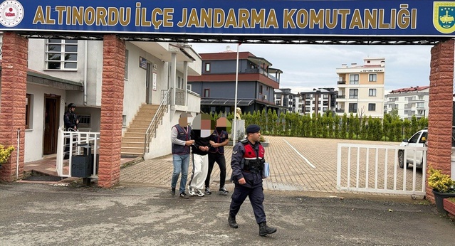JASAT'ın bulduğu 2 şüpheli, Ordu Altınordu'da altın ve 40 bin lira çaldı, tutuklandı
