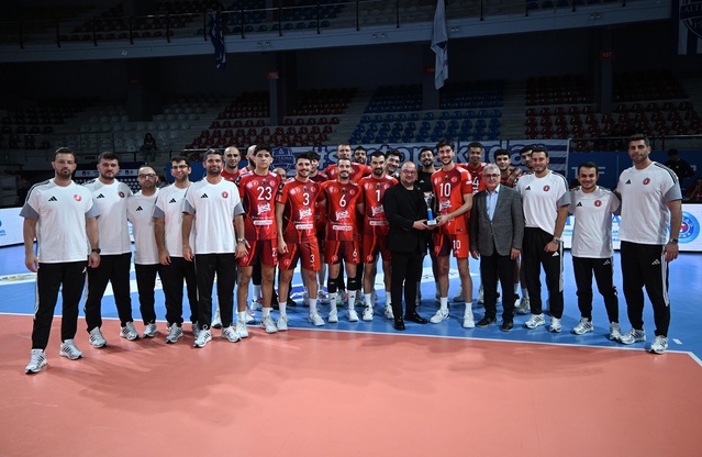 İzmir'de 3 gün süren TÜGİAD Ege Voleybol Turnuvası'nda kupa Ziraat Bankkart'ın oldu